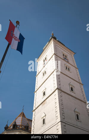 Europa, Kroatien, Zagreb, Markusplatz gotische römisch-katholische Kirche (Crkva Sv. Marka - 13. Jahrhundert), Glockenturm mit kroatischen Flagge Stockfoto