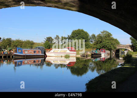 Blick durch eine Brücke über den Lancaster-Kanal bei Garstang in Lancashire, England, Boote auf der anderen Seite des Kanals. Stockfoto