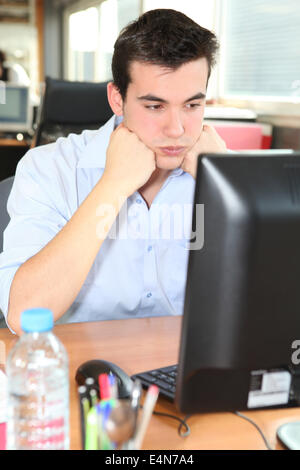 Frustrierte Schüler vor seinem computer Stockfoto