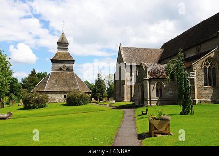 Blick entlang der Seite des St Marys Kirche gegenüber der separaten Glockenturm, pembridge, herefordshire, England, UK, Westeuropa. Stockfoto