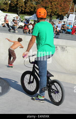 BMX-Biker und Skater der Skate-Park Stockfoto