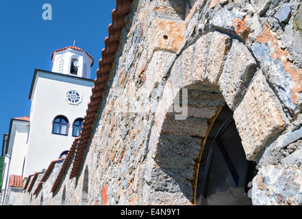 Rustikale Stein Mauer um das Kloster in Rajcica Stockfoto