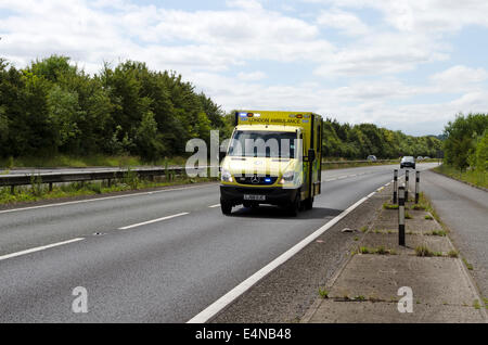 London Ambulance Service Fahrer Ausbildung Fahrzeug unterwegs ein blaues Licht entlang der Fernstraße A303 in Wiltshire England UK Stockfoto