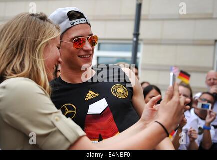 Berlin, Deutschland. 15. Juli 2014. Deutschlands Julian Draxler (R) posiert mit einem Ventilator für das Selfie während die welcome Reception für Deutschlands Fußball-Nationalmannschaft vor dem Brandenburger Tor, Berlin, Deutschland, 15. Juli 2014. Die deutsche Mannschaft gewann Brasilien 2014 FIFA Soccer World Cup-Finale gegen Argentinien mit 1: 0 am 13. Juli 2014, die WM Titel zum vierten Mal nach 1954, 1974 und 1990. Foto: Hendrik Schmidt/Dpa/Alamy Live News Stockfoto