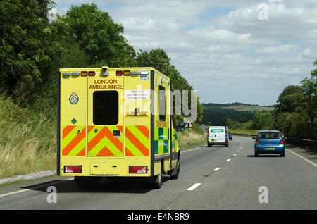 London Ambulance Service Fahrer Ausbildung Fahrzeug unterwegs ein blaues Licht entlang der Fernstraße A303 in Wiltshire England UK Stockfoto