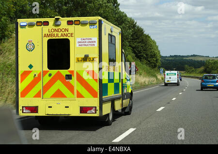 London Ambulance Service Fahrer Ausbildung Fahrzeug unterwegs ein blaues Licht entlang der Fernstraße A303 in Wiltshire England UK Stockfoto