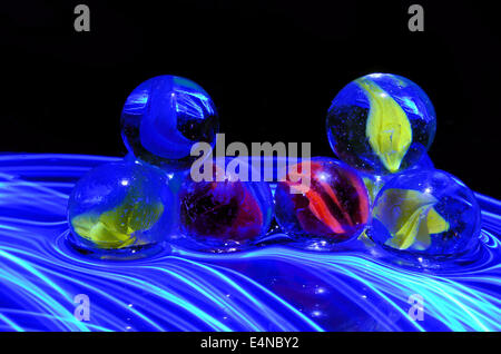 farbigen Kugeln mit verschiedenen Lichteffekten Stockfoto