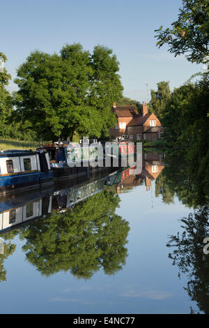 Narrowboats bei Braunston am Grand Union canal.  Braunston, Northamptonshire, England Stockfoto