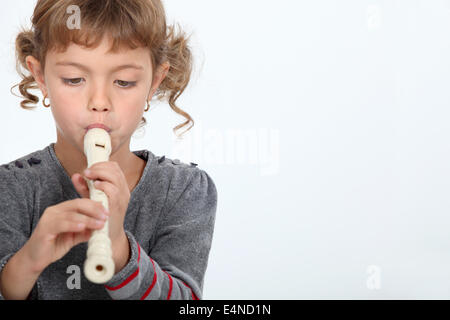 Mädchen spielen einen recorder Stockfoto