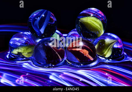 farbigen Kugeln mit verschiedenen Lichteffekten Stockfoto