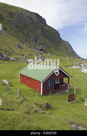 Rote Hütte, Nord-Norwegen, Lofoten-Inseln Stockfoto