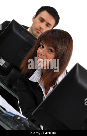 Spähen aus Frau hinter ihrem computer Stockfoto