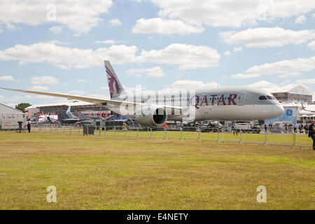 Farnborough, Hampshire, UK. 14. Juli 2014. A7-AHW Qatar Airways Airbus A320-232 auf dem Display auf der Farnborough International Airshow Credit: Keith Larby/Alamy Live News Stockfoto