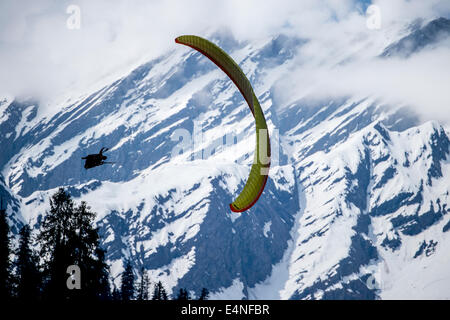 Paragliding im Himalaya. Solang Tal in Manali von Indien ist berühmt für seine Abenteuer-Sportarten in der Region. Stockfoto