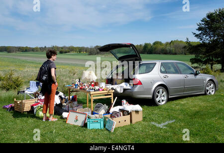 Junge Frau auf der Suche nach Schnäppchen auf dem Flohmarkt in Schweden. Stockfoto