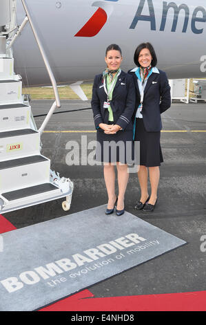 Bombardier Vertreter auf der Farnborough International Airshow business Trade Show. Frauen Stockfoto