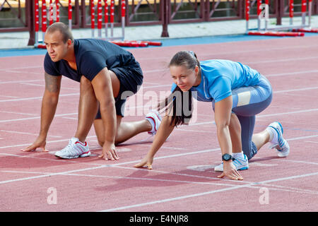 Mann und Frau auf der Startlinie Stockfoto