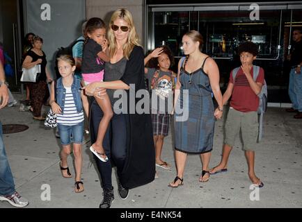 New York, NY, USA. 14. Juli 2014. Heidi Klum, Helene Boshoven "Leni" Klum, Henry Günther Ademola Dashtu Samuel, Johan Riley Fyodor Taiwo Samuel, Lou Sulola Samuel unterwegs für Promi-Schnappschüsse - Mo, New York, NY 14. Juli 2014. Bildnachweis: Derek Sturm/Everett Collection/Alamy Live-Nachrichten Stockfoto