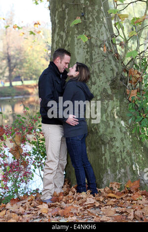 Leidenschaftliche junge Paare auf ein Seeufer Stockfoto