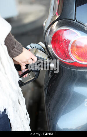 Auto mit Benzin oder Diesel betankt werden Stockfoto