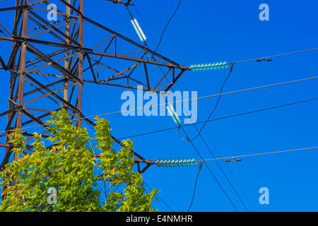 Fragment der Hochspannung macht Pylon gegen blauen Himmel Stockfoto