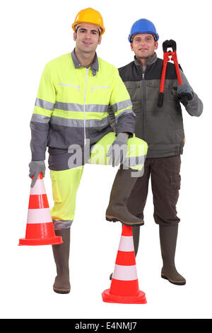 Zwei Männer standen mit Leitkegel Stockfoto