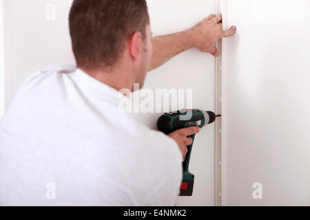 Mann mit Bohrmaschine Stockfoto