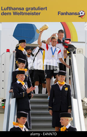 Berlin, Deutschland. 15. Juli 2014.  Philipp Lahm und Bastian Schweinsteiger kommen aus dem Flugzeug am 15. Juli 2014 in Berlin, Deutschland.   Bildnachweis: Norbert Schmidt/Alamy Live News Stockfoto