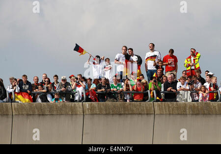 Berlin, Deutschland. 15. Juli 2014.  Fans wartet auf die Nationalmannschaft am 15. Juli 2014 in Berlin, Deutschland. Bildnachweis: Norbert Schmidt/Alamy Live News Stockfoto