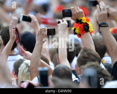 Berlin, Deutschland. 15. Juli 2014. Fans fotografieren während der Empfang wieder Party für Team Germany am Brandenburger Tor in Berlin, Deutschland, 15. Juli 2014. Nach 1954, 1974 und 1990 besiegte Deutschland Argentinien zum vierten Mal Weltmeister zu werden. Foto: MAURIZIO GAMBARINI/Dpa/Alamy Live News Stockfoto