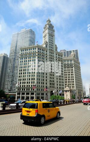 Taxi, über die Du Sable-Brücke über den Chicago River. Wrigley Building. Stockfoto