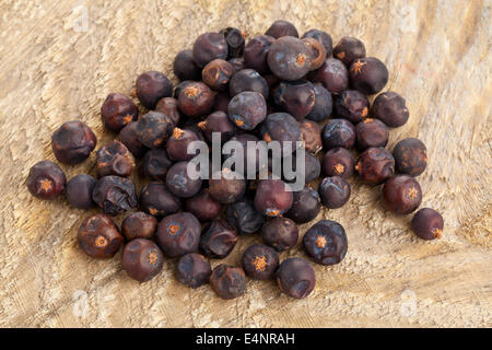 Haufen von getrockneten Wacholderbeeren Holzküche Board Stockfoto