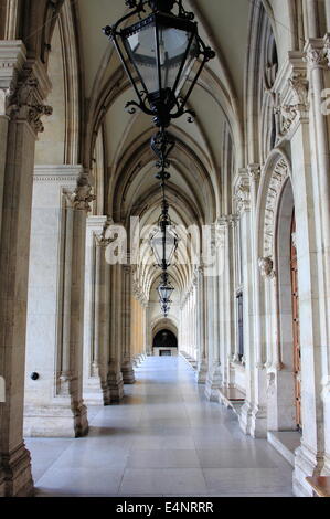 Kolonnade im Wiener Rathaus Gebäude. Österreich Stockfoto