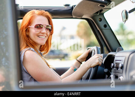 Porträt der Frau im Auto Stockfoto