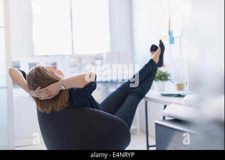 Business-Frau Entspannung im Büro Stockfoto