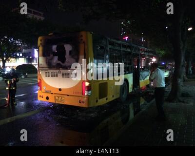 Guangzhou, China. 15. Juli 2014. Foto aufgenommen am 15. Juli 2014 zeigt den verbrannten Bus in Guangzhou, Hauptstadt der südchinesischen Provinz Guangdong. Zwei Menschen starben und mindestens sechs Verletzte in einer Bus-Explosion in Guangzhou Dienstagabend, teilte die Polizei mit. Bildnachweis: Fu Qing/Xinhua/Alamy Live-Nachrichten Stockfoto