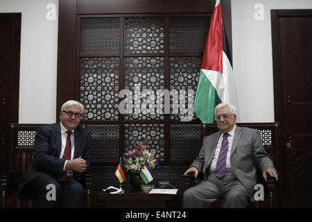 Ramallah. 15. Juli 2014. Palestinian President Mahmoud Abbas (R) trifft sich mit Bundesaußenminister Frank-Walter Steinmeier in der Westbank-Stadt Ramallah am 15. Juli 2014. Bildnachweis: Fadi Aruri-POOL/Xinhua/Alamy Live-Nachrichten Stockfoto