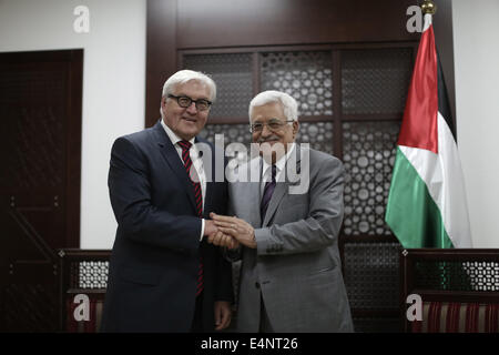 Ramallah. 15. Juli 2014. Palestinian President Mahmoud Abbas (R) schüttelt Hände mit Bundesaußenminister Frank-Walter Steinmeier bei ihrem Treffen am 15. Juli 2014 in der Westbank-Stadt Ramallah. Bildnachweis: Fadi Aruri-POOL/Xinhua/Alamy Live-Nachrichten Stockfoto