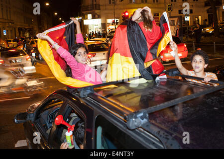 Wiesbaden, Deutschland. 14. Juli 2014. Deutschland gewinnt das FIFA WM 2014. Menschen in ihren Autos und auf der Straße, jubeln und feiern in der Innenstadt von Wiesbaden nach Deutschlands Sieg über Argentinien im Endspiel. Bewegungsunschärfe. Bildnachweis: Oliver Kessler/Alamy Live-Nachrichten Stockfoto