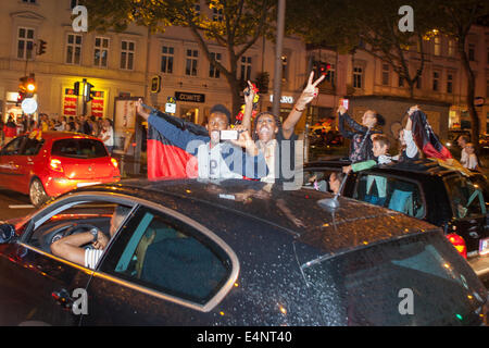 Wiesbaden, Deutschland. 14. Juli 2014. Deutschland gewinnt das FIFA WM 2014. Menschen in ihren Autos und auf der Straße, jubeln und feiern in der Innenstadt von Wiesbaden nach Deutschlands Sieg über Argentinien im Endspiel. Bewegungsunschärfe. Bildnachweis: Oliver Kessler/Alamy Live-Nachrichten Stockfoto