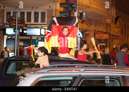 Wiesbaden, Deutschland. 14. Juli 2014. Deutschland gewinnt das FIFA WM 2014. Menschen in ihren Autos, jubeln und feiern in der Innenstadt von Wiesbaden nach Deutschlands Sieg gegen Argentinien im Finale. Bewegungsunschärfe. Bildnachweis: Oliver Kessler/Alamy Live-Nachrichten Stockfoto