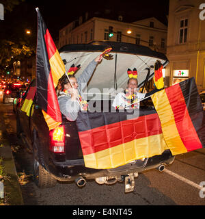 Wiesbaden, Deutschland 14. Juli 2014. Deutschland gewinnt das FIFA WM 2014. Menschen in ihren Autos und auf der Straße, jubeln und feiern in der Innenstadt von Wiesbaden nach Deutschlands Sieg über Argentinien im Endspiel. Bewegungsunschärfe. Bildnachweis: Oliver Kessler/Alamy Live-Nachrichten Stockfoto