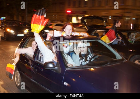 Wiesbaden, Deutschland 14. Juli 2014. Deutschland gewinnt das FIFA WM 2014. Menschen in ihren Autos, jubeln und feiern in der Innenstadt von Wiesbaden nach Deutschland s-Sieg über Argentinien im Endspiel. Bewegungsunschärfe. Bildnachweis: Oliver Kessler/Alamy Live-Nachrichten Stockfoto