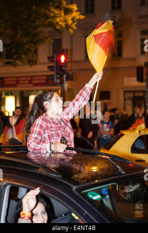 Wiesbaden, Deutschland 14. Juli 2014. Deutschland gewinnt das FIFA WM 2014. Menschen in ihren Autos, jubeln und feiern in der Innenstadt von Wiesbaden nach Deutschland s-Sieg über Argentinien im Endspiel. Bewegungsunschärfe. Bildnachweis: Oliver Kessler/Alamy Live-Nachrichten Stockfoto