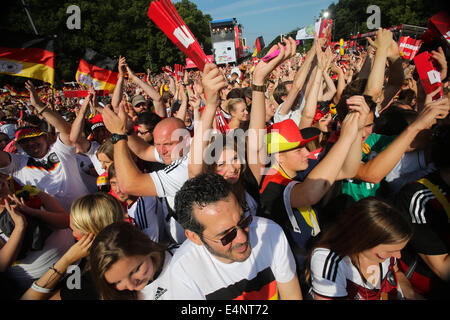 Berlin, Deutschland. 15. Juli 2014. Deutsche Fußball-Fans Feiern anlässlich ihrer 2014 Brasilien WM-Sieg in Berlin, Deutschland, 15. Juli 2014. Deutschlands Mannschaft kehrte am Dienstag nach dem Gewinn der WM 2014 Brasilien. Bildnachweis: Zhang Fan/Xinhua/Alamy Live-Nachrichten Stockfoto