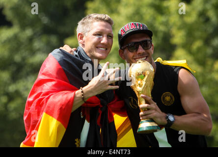 Berlin, Deutschland. 15. Juli 2014. Deutschen Fußballspieler Lukas Podolski (R) und Bastian Schweinsteiger stellen während der Feier anlässlich der Team 2014 Brasilien WM-Sieg in Berlin, Deutschland, 15. Juli 2014. Deutschlands Mannschaft kehrte am Dienstag nach dem Gewinn der WM 2014 Brasilien. Bildnachweis: Zhang Fan/Xinhua/Alamy Live-Nachrichten Stockfoto