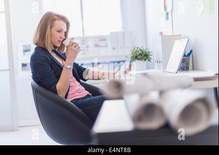 Seitenansicht der Geschäftsfrau im Büro Stockfoto