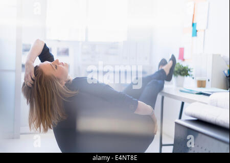 Business-Frau Entspannung im Büro Stockfoto