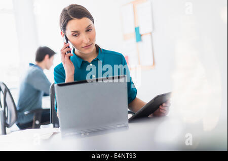 Menschen arbeiten im Büro Stockfoto