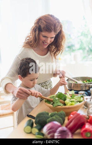 Mutter und Sohn (6-7), gemeinsames Kochen Stockfoto